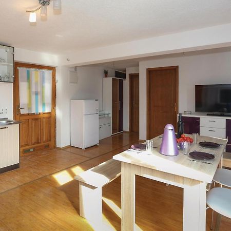 1 Bedroom Cozy Apartment In Slatine Buitenkant foto