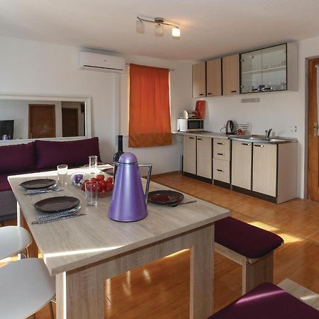 1 Bedroom Cozy Apartment In Slatine Buitenkant foto