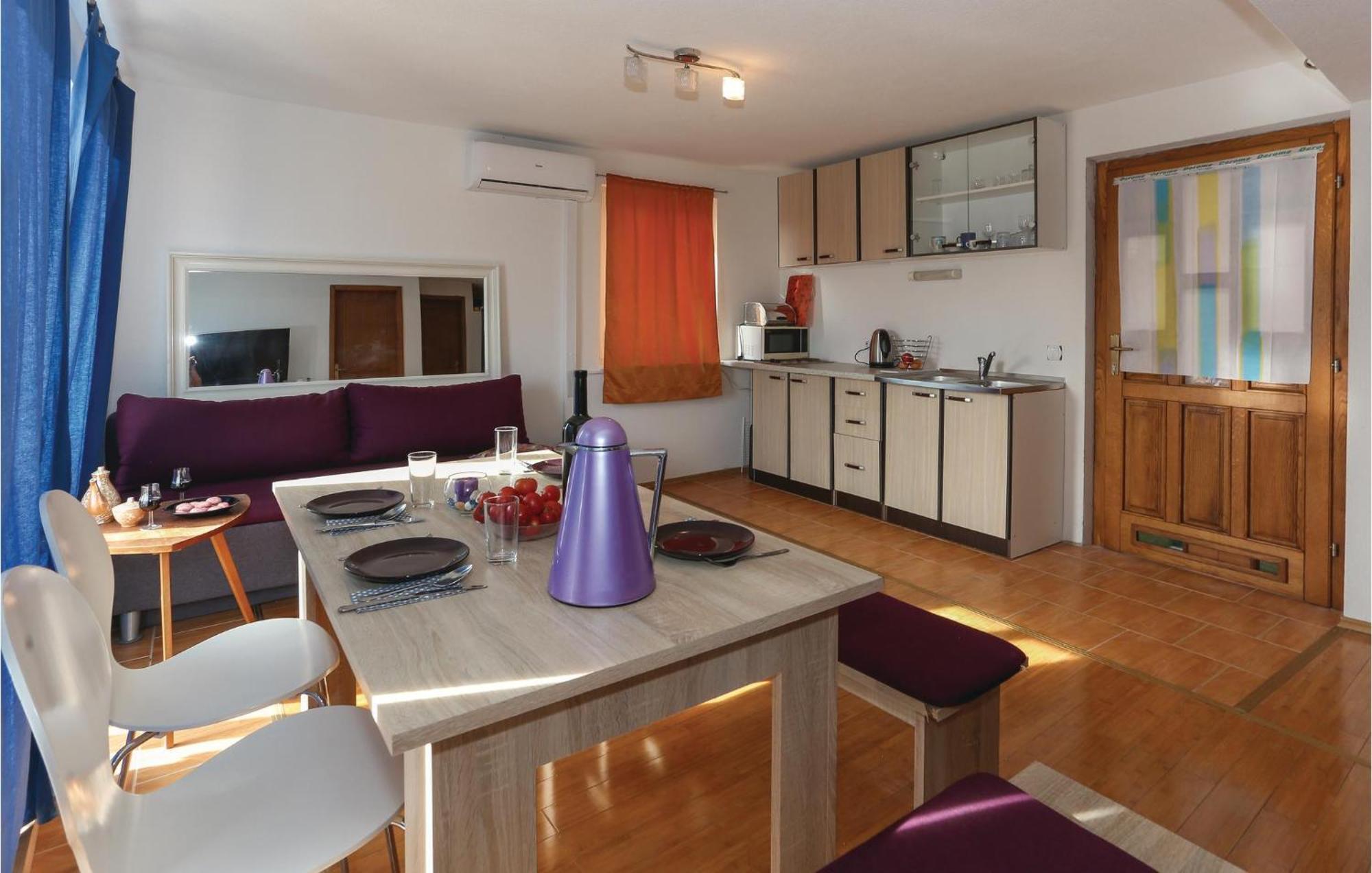 1 Bedroom Cozy Apartment In Slatine Buitenkant foto